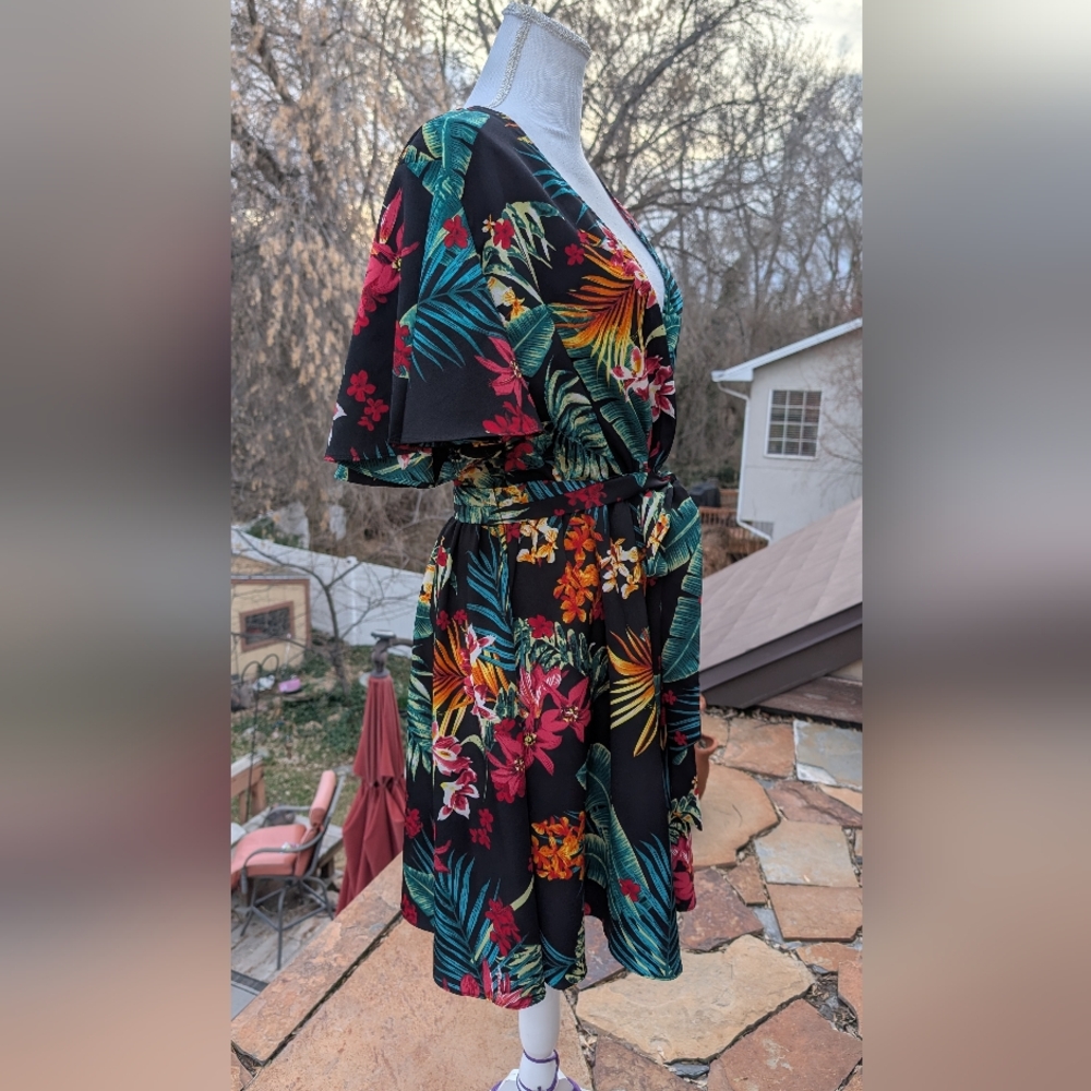 SHEIN VCAY Plus Tropical Print Surplice Neck Belted Dress size 1XL - Picture 4 of 11